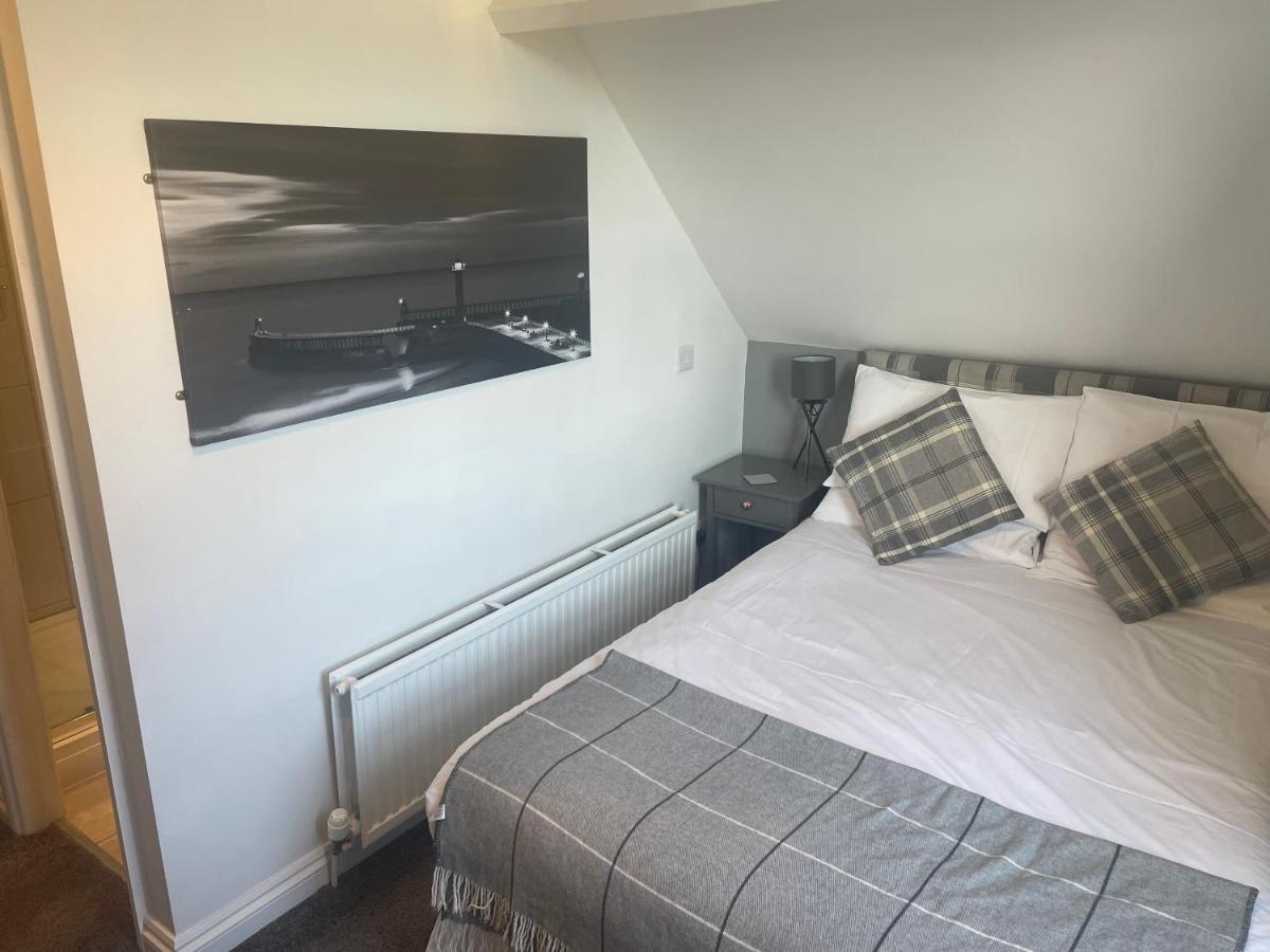 The Fylingdales Inn Robin Hood's Bay Esterno foto
